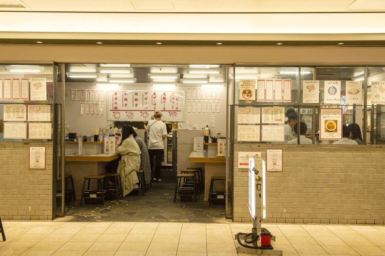入り口は広く、入りやすい。コの字カウンターにはいつもお客さんがいっぱい！