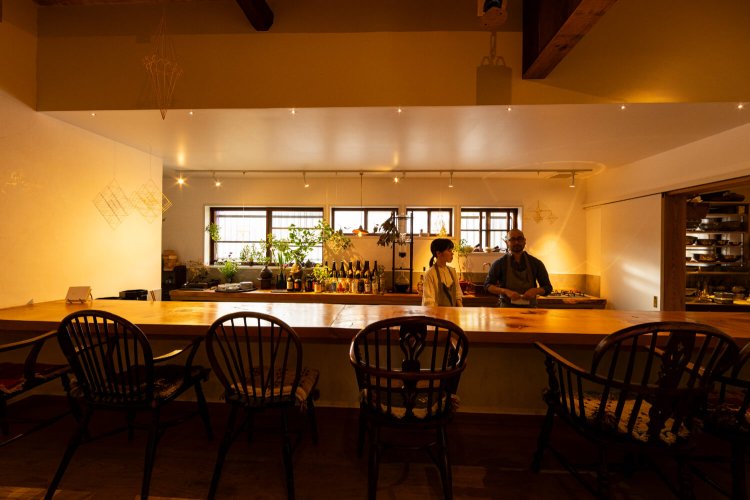 奥行きのあるカウンターは7席。内と外の目線が同じ高さになる設え。