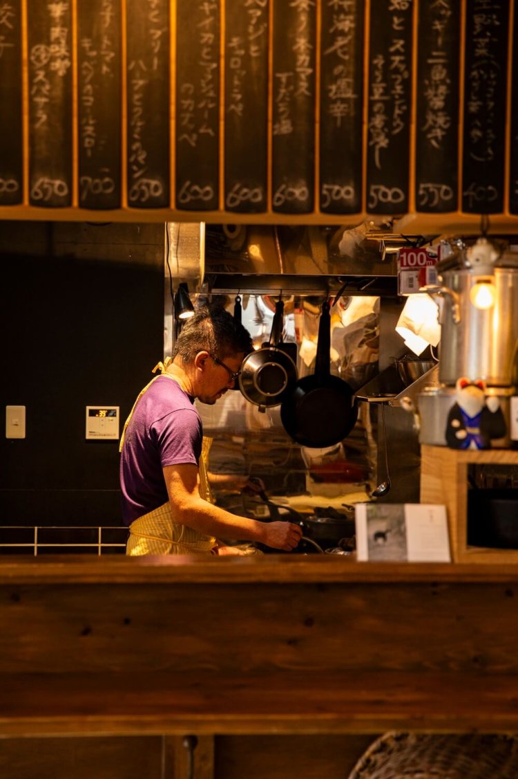 野菜を刻み、パンを成形。厨房に立つ五十嵐さんの手は止まらない。