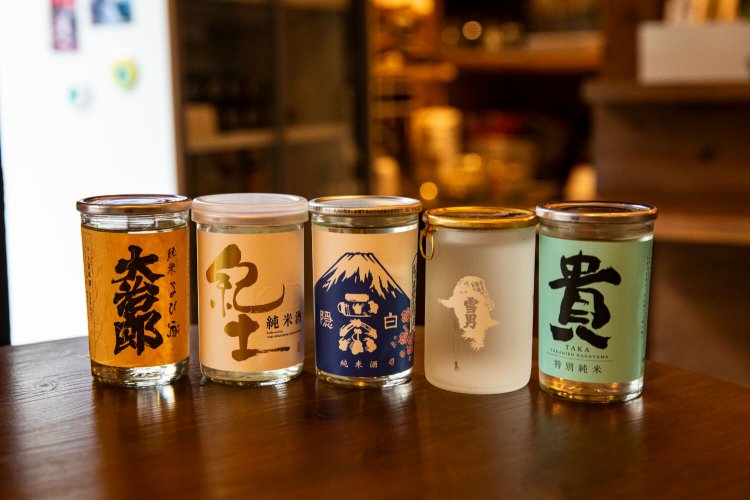 純米酒はグラス提供もあるが、日本各地のワンカップ850円～を冷やでも燗でも。仕入れは東京・新井薬師前『味ノマチダヤ』から。