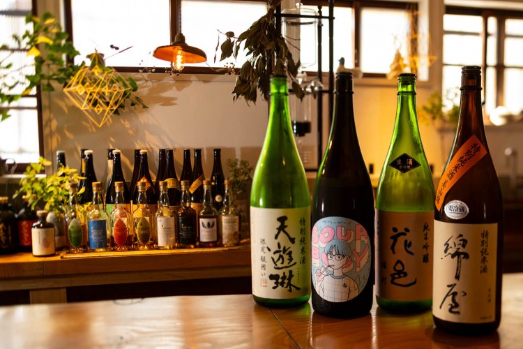 めくるめくラインアップが変わる日本酒。6勺880円～、1合1280円～。秩父の「イチローズモルト」も揃え、食後にバー感覚で。左方のオーナメントは「ヒンメリ」という。