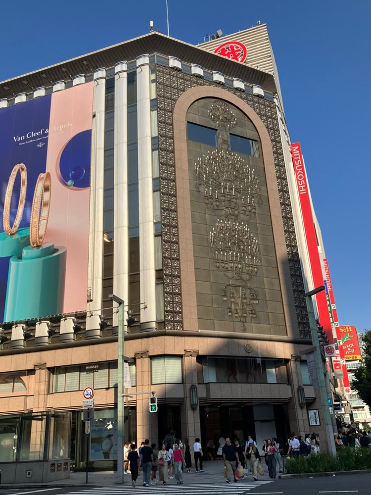 昭和5年（1930）に開店した歴史ある『銀座三越』。2020年のリニューアル時に設置された巨大なシャンデリアレリーフは、夜になると光る。