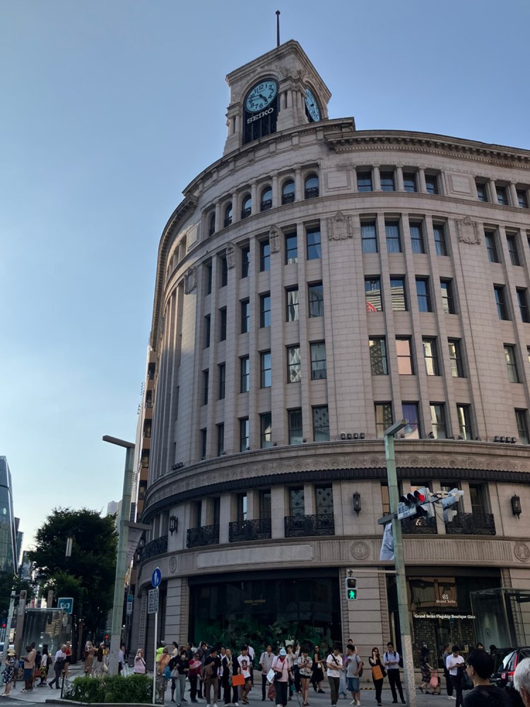  時計塔が特徴的な『SEIKO HOUSE GINZA』（和光）のビル。昭和7年（1932）に竣工した現在の建物は、経済産業省により「近代化産業遺産」に認定されている（WAKOホームぺージより）。