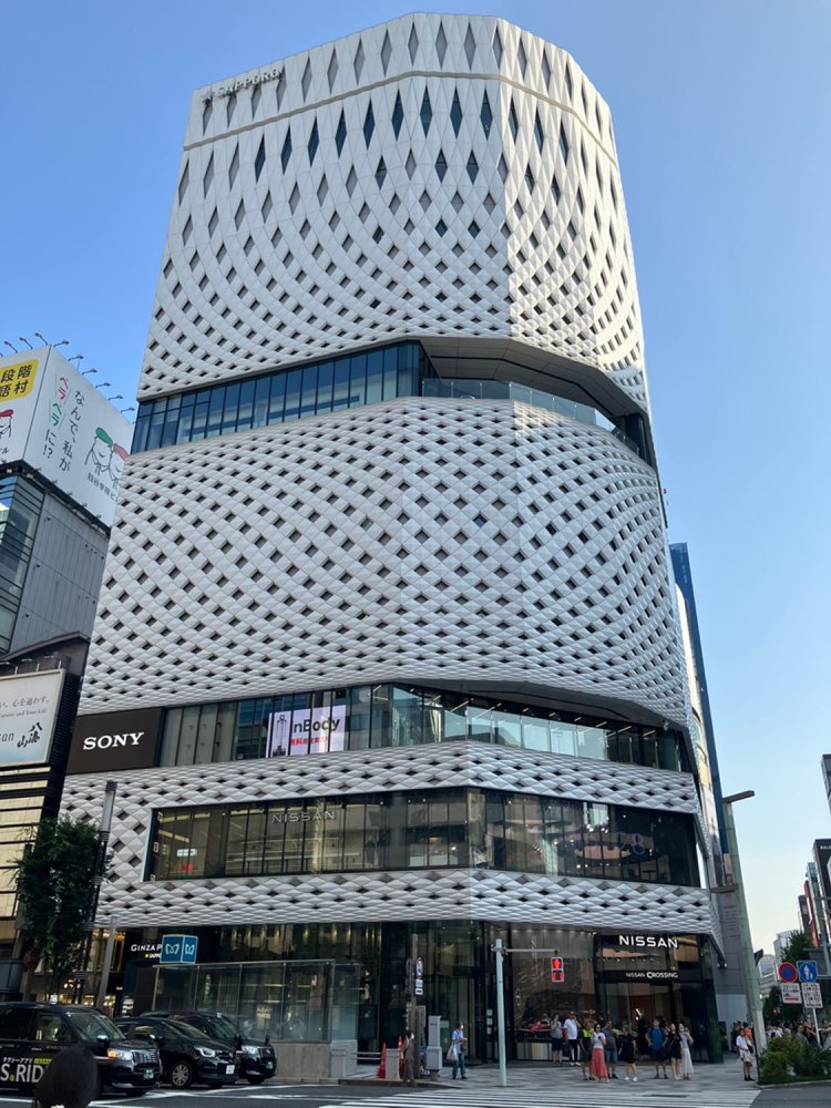  網目状の外壁が特徴的な複合施設『銀座プレイス』。1階には日産のショールームがあり、車好きの人におすすめの待ち合わせ場所である。