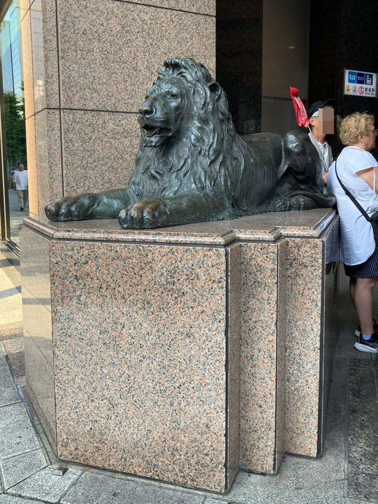 『三越』を象徴する入り口のライオン像。最近では外国人観光客もよく待ち合わせ場所として利用している。