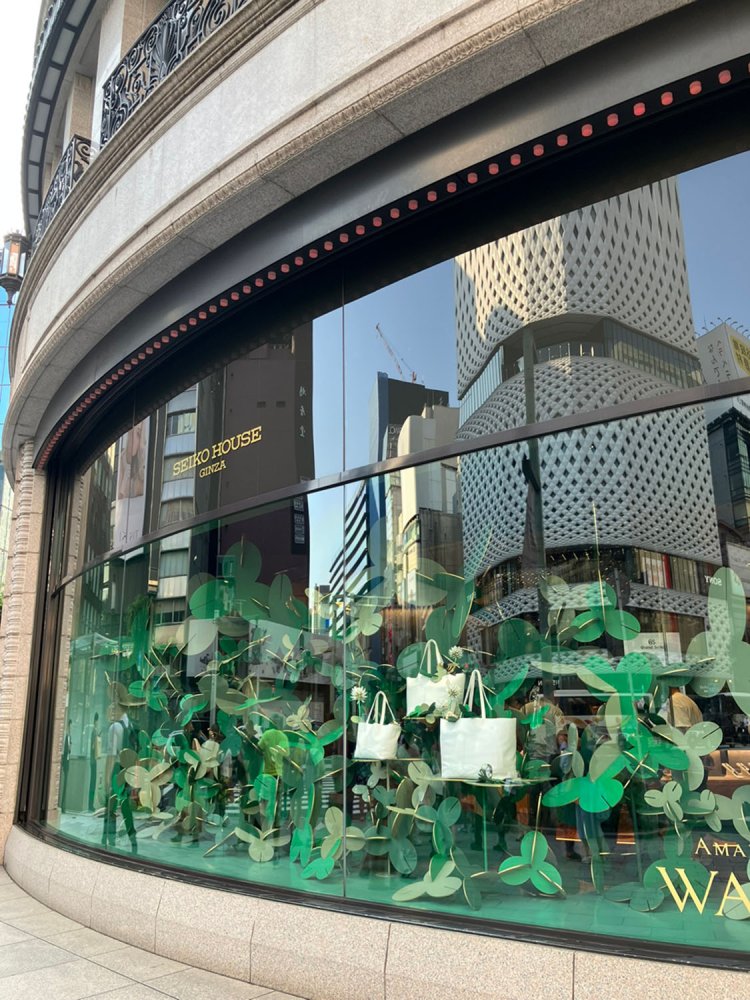  季節感あふれる『和光』のウインドーディスプレイ。筆者もデッサン学校に通っている時、先生から「センスを身につけたいなら和光のディスプレイを見なさい」とよく言われた。