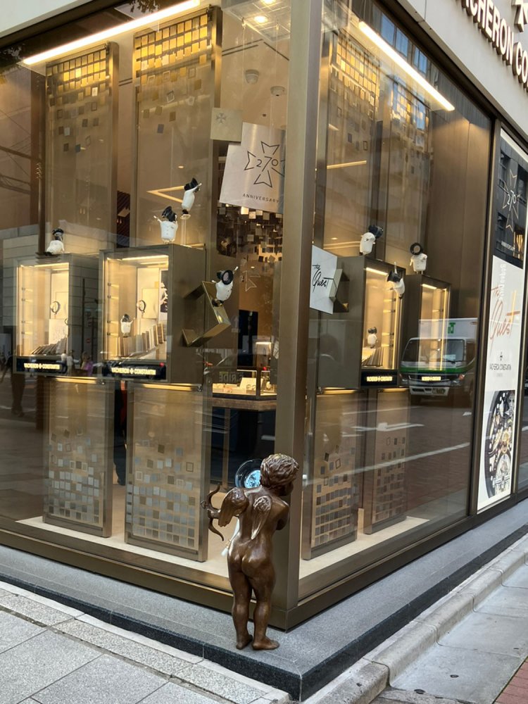 銀座天賞堂の天使。道行く人をのぞき込むようなポーズがかわいい。