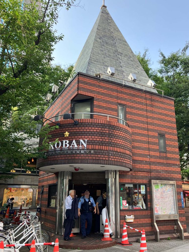 数寄屋橋交番。写真には写っていないが、トンガリ屋根の先から延びたポールには、金属球があしらわれている。