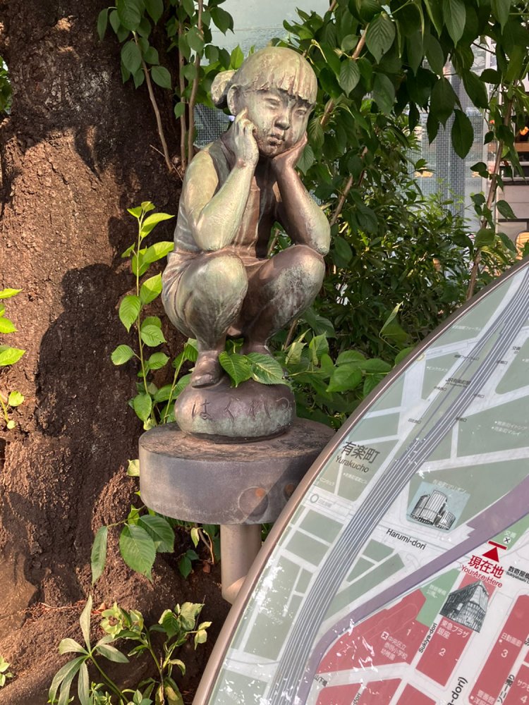 地図の横で途方に暮れるはぐれっ子。こんな状態になったならば、目の前の交番で道を聞くべきである。