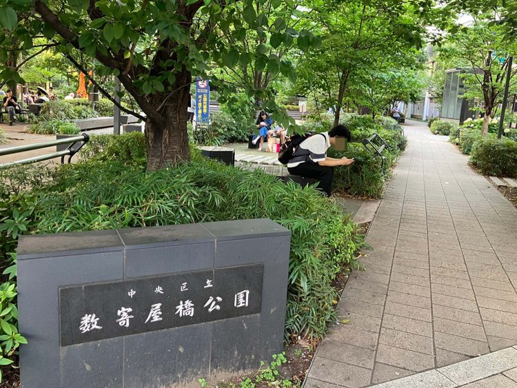 数寄屋橋公園は緑も多く、気候の良い時は休息する人でにぎわう。