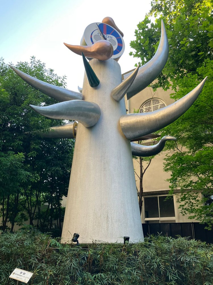 一目で岡本太郎作とわかる「若い時計台」。時刻によって表情が異なる。