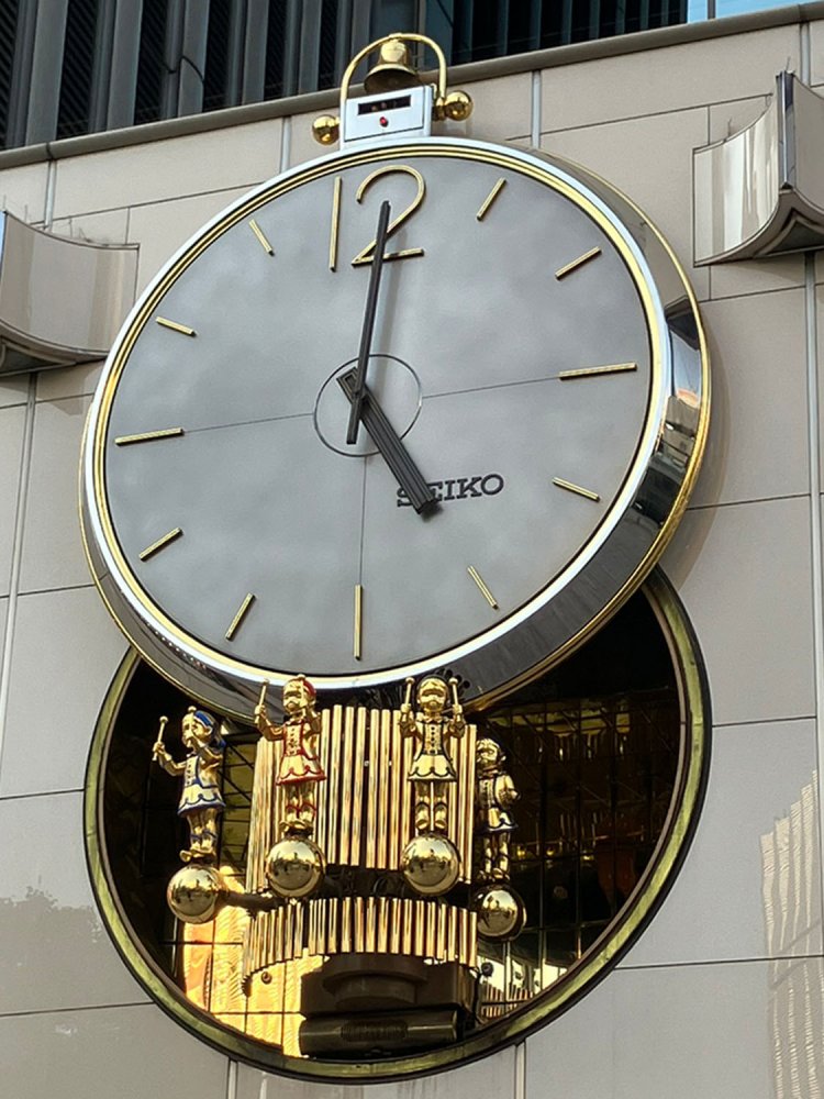 時計の中から出てきた少年少女人形が鉄琴を鳴らすパフォーマンスを見られる。