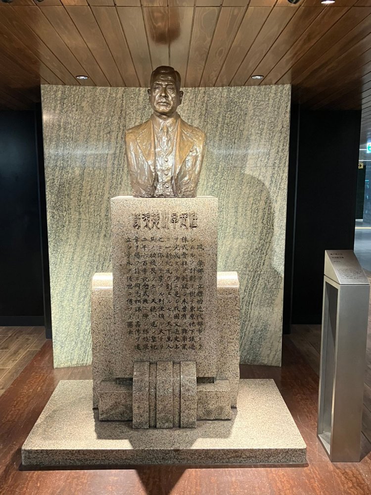 地下鉄の父・早川徳次。ライトアップもされているので、わりと目につきやすい。