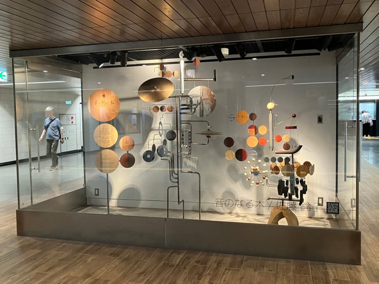 3面のウインドーディスプレイからなるメトロ銀座ギャラリー。若い才能に触れよう。