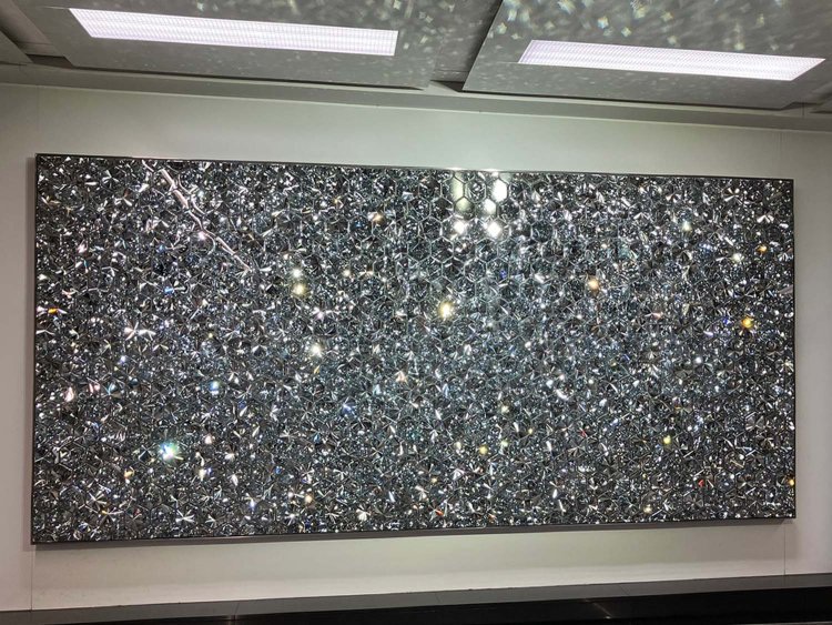 敷き詰められたクリスタルガラスが照明を反射してキラキラ光り、通りかかった人はもれなく「わぁきれい」「すごい」などと反応していた。