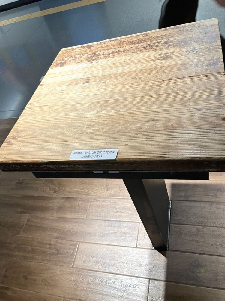 各テーブルの下には電源もあり、快適に作業できそう。