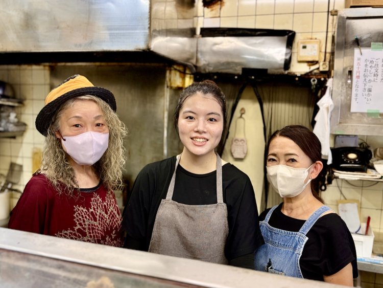 左から従業員の武山きくみさん、金城李奈さん、前田裕美さん。