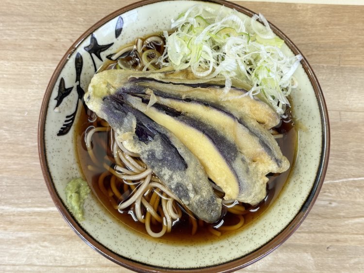 冷やしのなす天そば600円。冷やしのツユも風味よし。