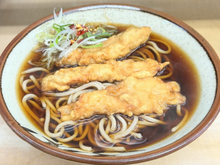 とり天そば700円は再開後のメニュー。やわらかな肉にツユがしみこんで美味！
