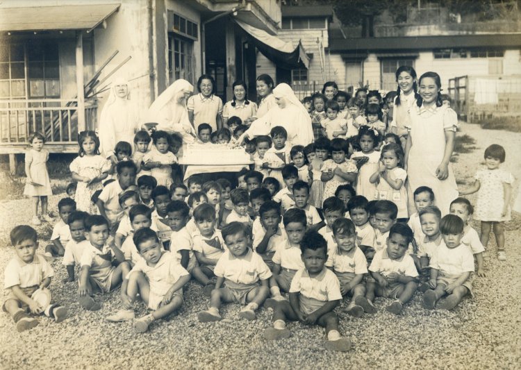 「GIベビー」を保護した聖母愛児園の子どもたち 昭和20年代 『横浜都市発展記念館』蔵。