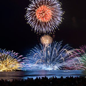名物の水中花火に注目！ 由比ヶ浜海岸、材木座海岸で「第77回鎌倉花火大会」が7月18日に開催