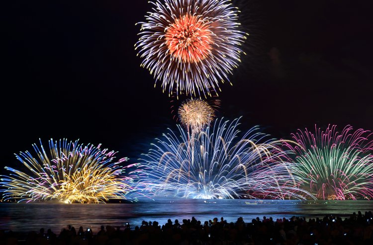 名物の水中花火に注目！ 由比ヶ浜海岸、材木座海岸で「第77回鎌倉花火大会」が7月18日に開催