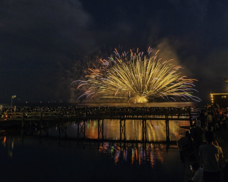 波や潮流を読んで打ち上げられる水中花火に、花火師の匠の技を感じる。