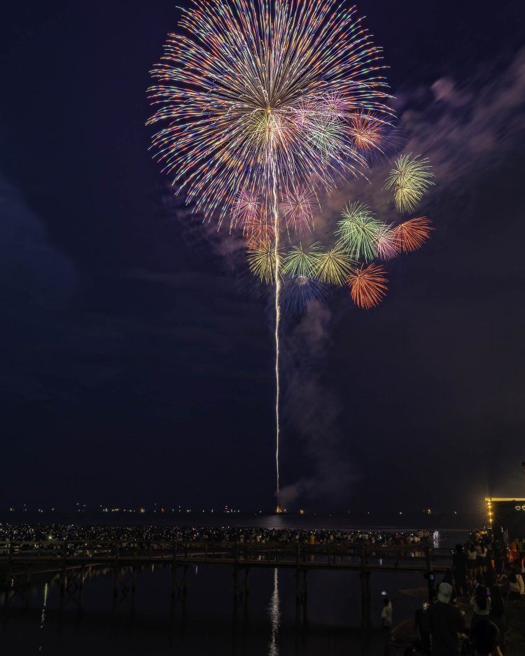 夜空に鎌倉らしい品格のある花火が打ち上げられる。