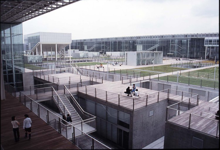 埼玉県立大学（1999）（C）山本理顕設計工場。