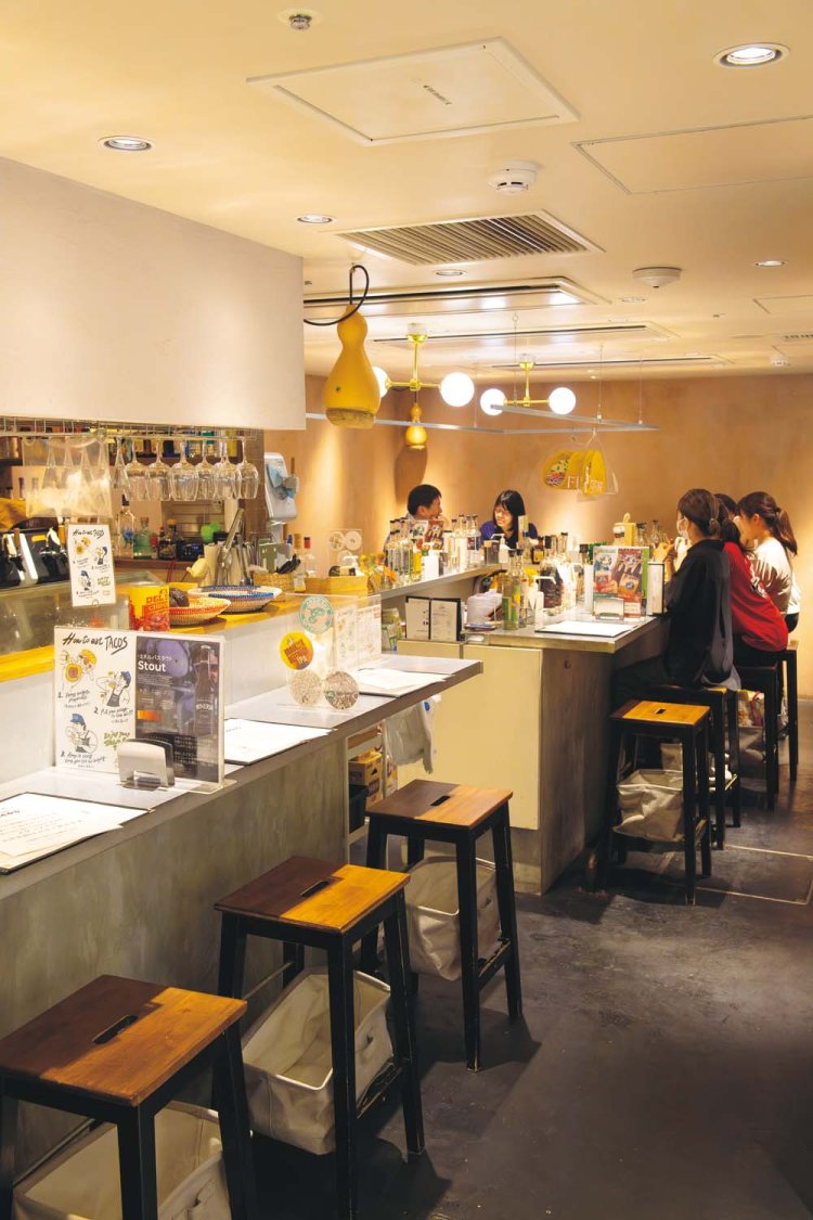 店内はオールカウンター席。どこかラテンの雰囲気が漂い、ひとりでも気分よく過ごせそう。