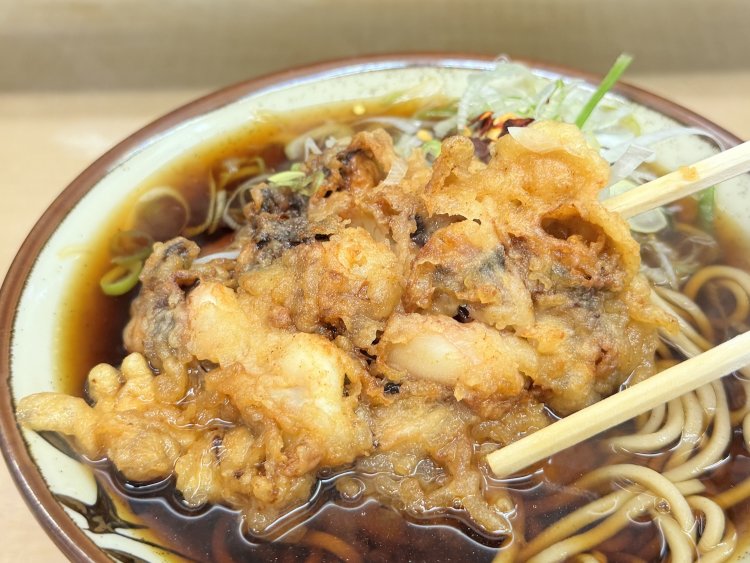 衣越しでもゲソの存在感が際立つ。