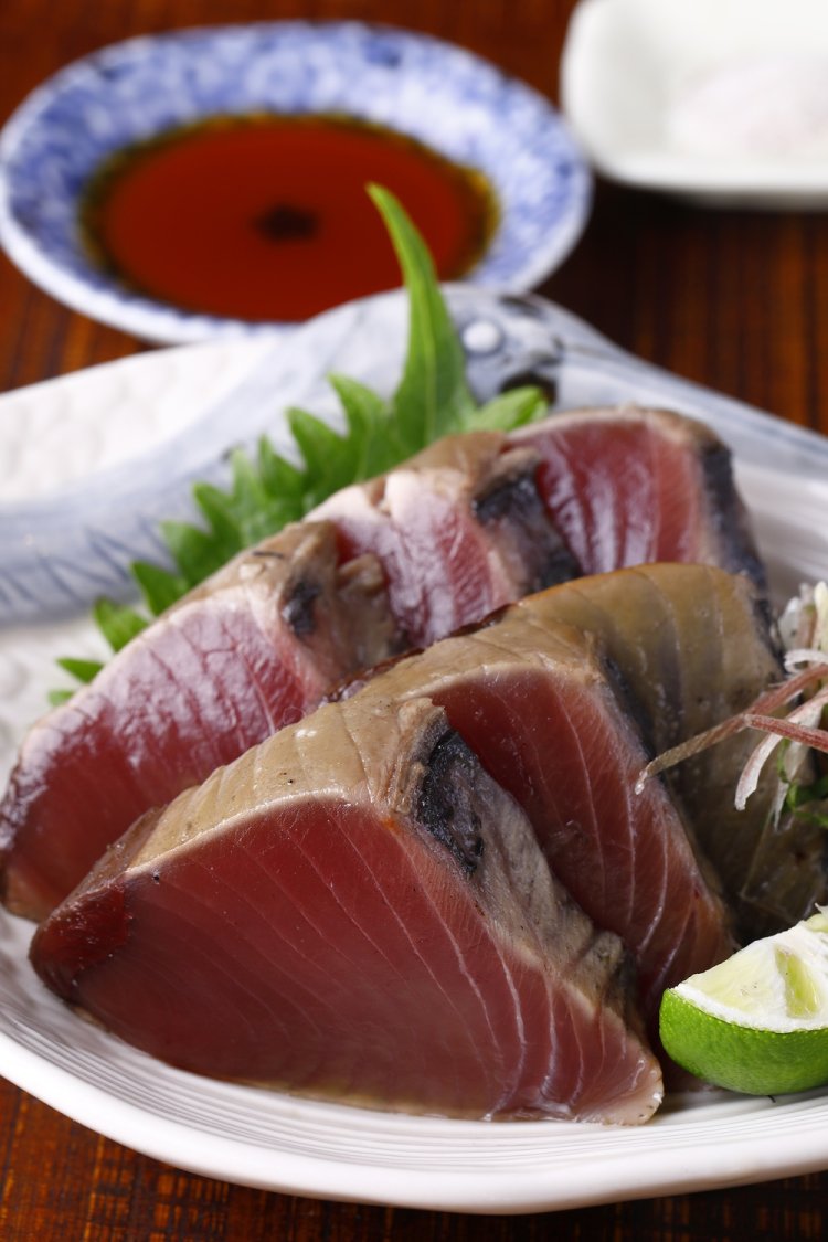 カツオ藁焼きタタキ1320円。