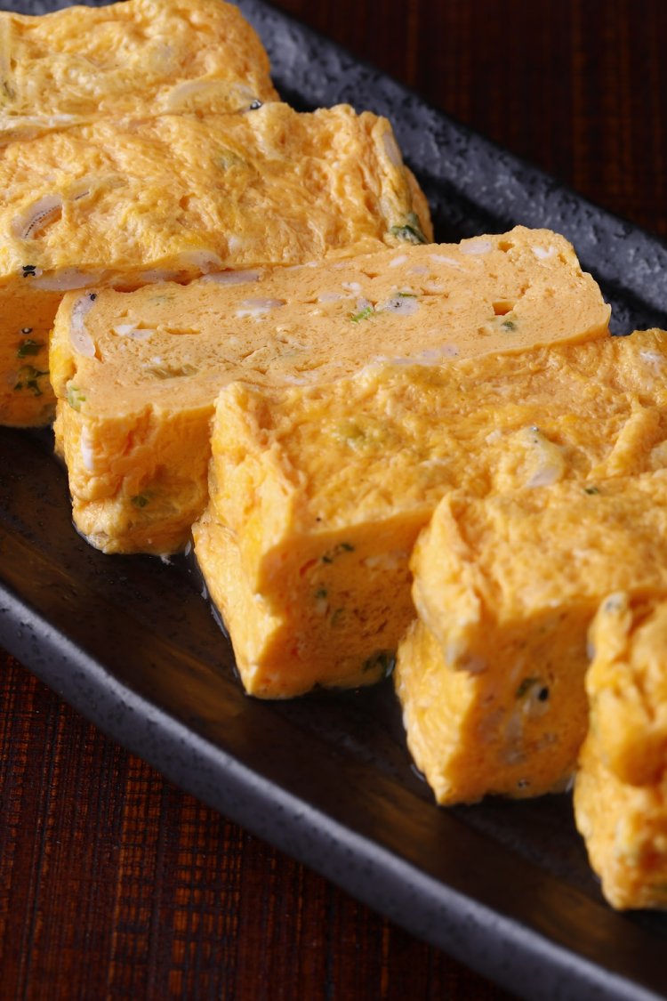 早朝から直売所で買いつける伊勢原の寿雀卵を使った、しらす出汁巻玉子990円。メニューは仕入れ状況による。