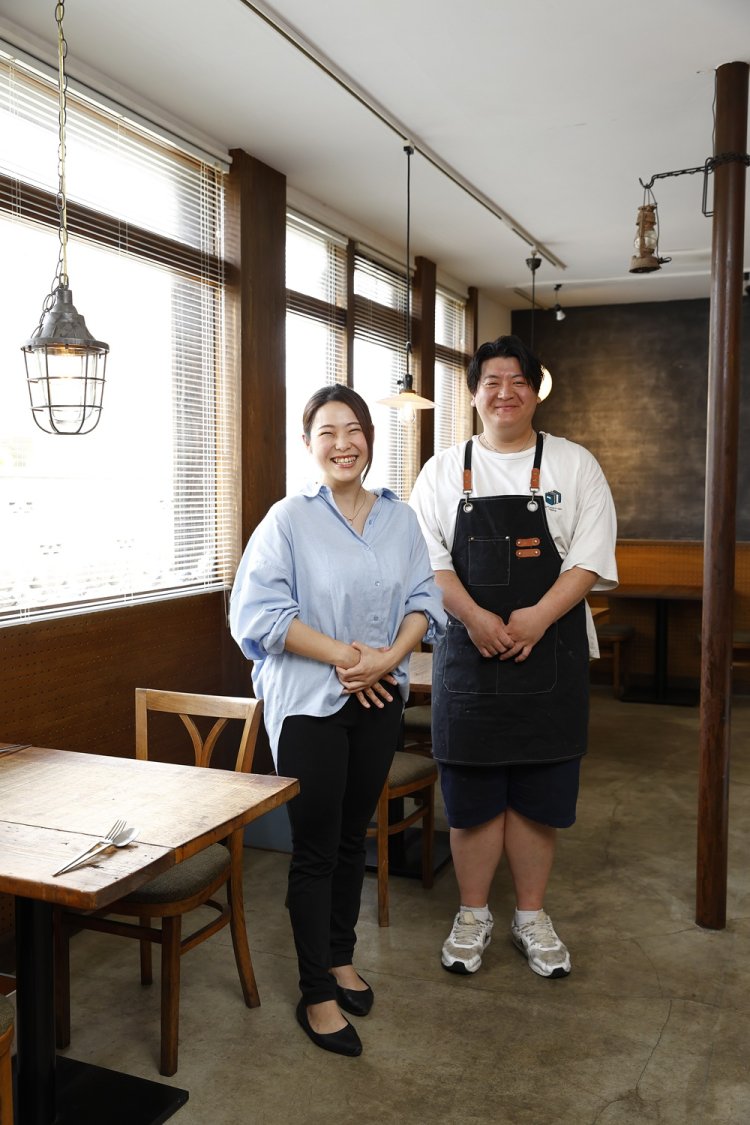 自身もカキラヴァーの石川美貴さん（左）と殻の早むき名人で調理担当の鮫島尚也さん。