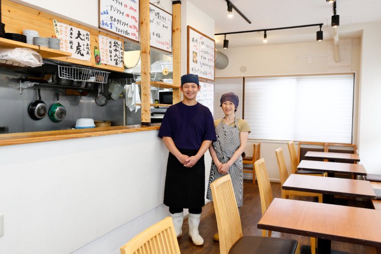 一昨年に再オープンした店を切り盛りする高橋さんご夫妻。