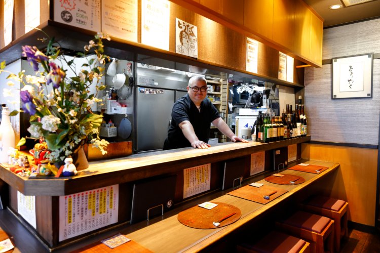 豊富なメニューを1人で調理し、朝からフル稼働の三木さん。