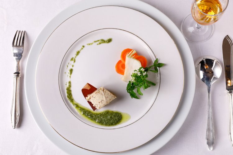 燻製にしてペースト状にした、香り高いオードブル・赤甘鯛のリエットと自家製のコケモモの実リキュール。