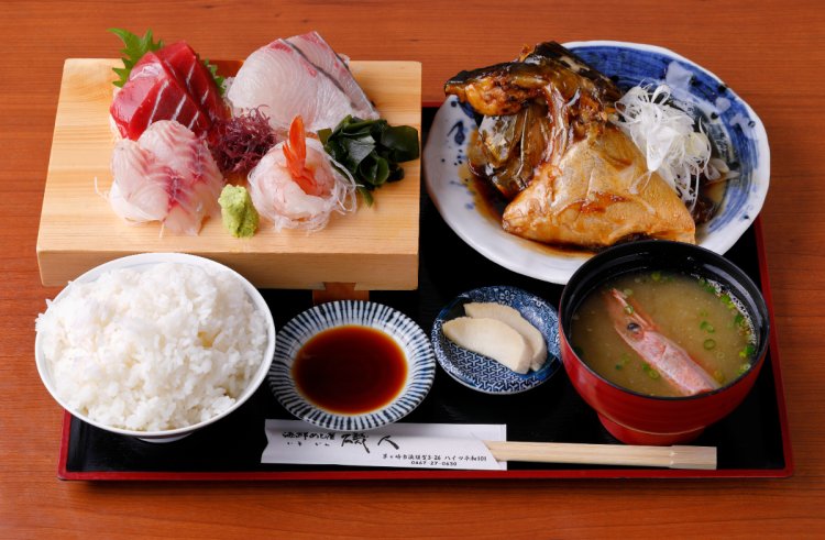 4種の刺し身とカンパチのかぶと煮定食2780円。価格は仕入れ値などで変動。