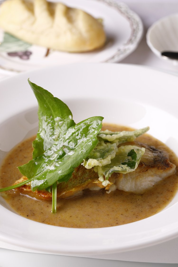 メインの赤甘鯛の野生の椎茸ソースと、小麦と硬質の水だけで発酵させた自家製のパン。ソースにからめると格別。