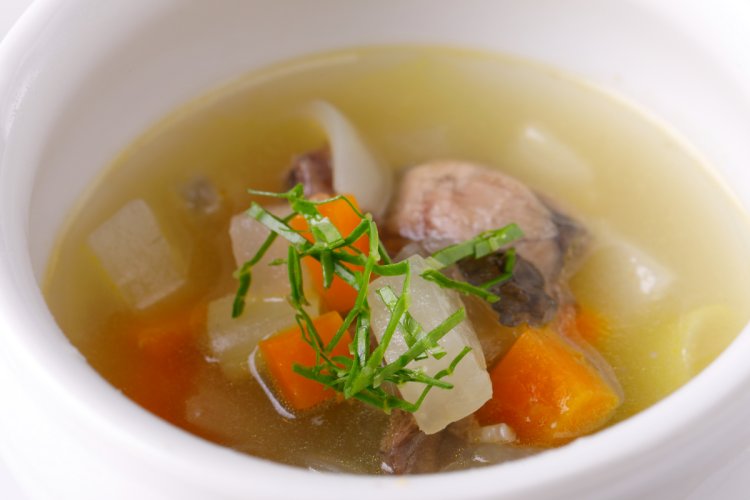 4000円のコースから、野生のワサビの葉をあしらったすっぽんのスープ。野菜の甘みが滋味深い肉の旨味と溶け合う。