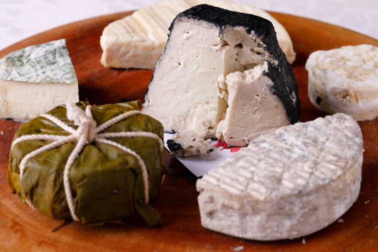 平塚や伊勢原の牧場の原乳から作り熟成させたチーズ6種。