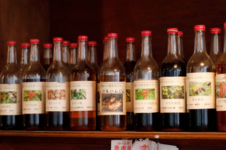 ずらりと並ぶ自家製のリキュールは野生の果実から手作り。