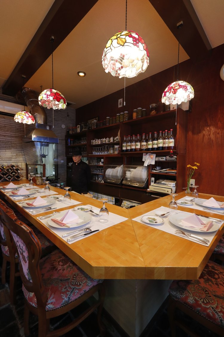 シェフにとって5つ目の店となるこちらは「目の届く範囲でもてなしたい」と、カウンター6席。