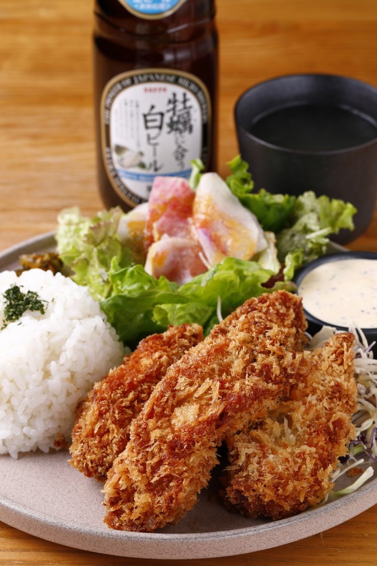 衣にメレンゲを使ったフワザク食感のカキフライプレート。スープ、サラダ付きで1500円。