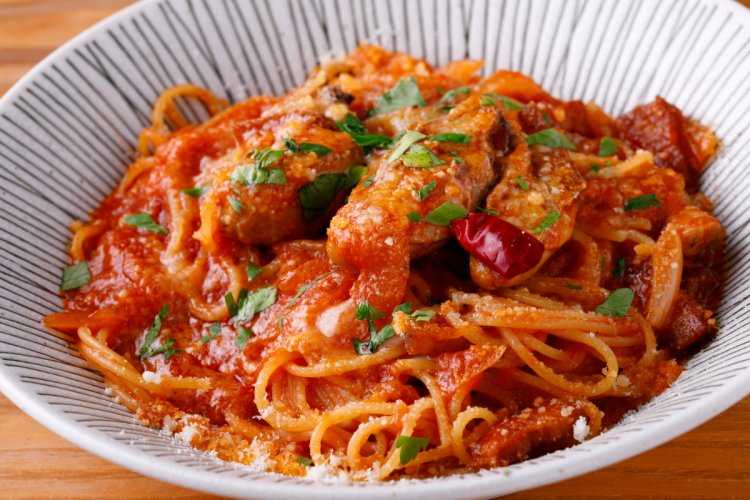 牡蠣と自家製パンチェッタのアマトリチャーナ。スープ、サラダ付きで1300円。