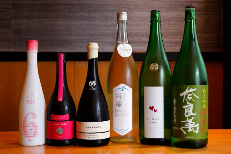 左3本が「新政」各種（ボトル売り）。日本酒はその時々で飲み頃のものを揃える。