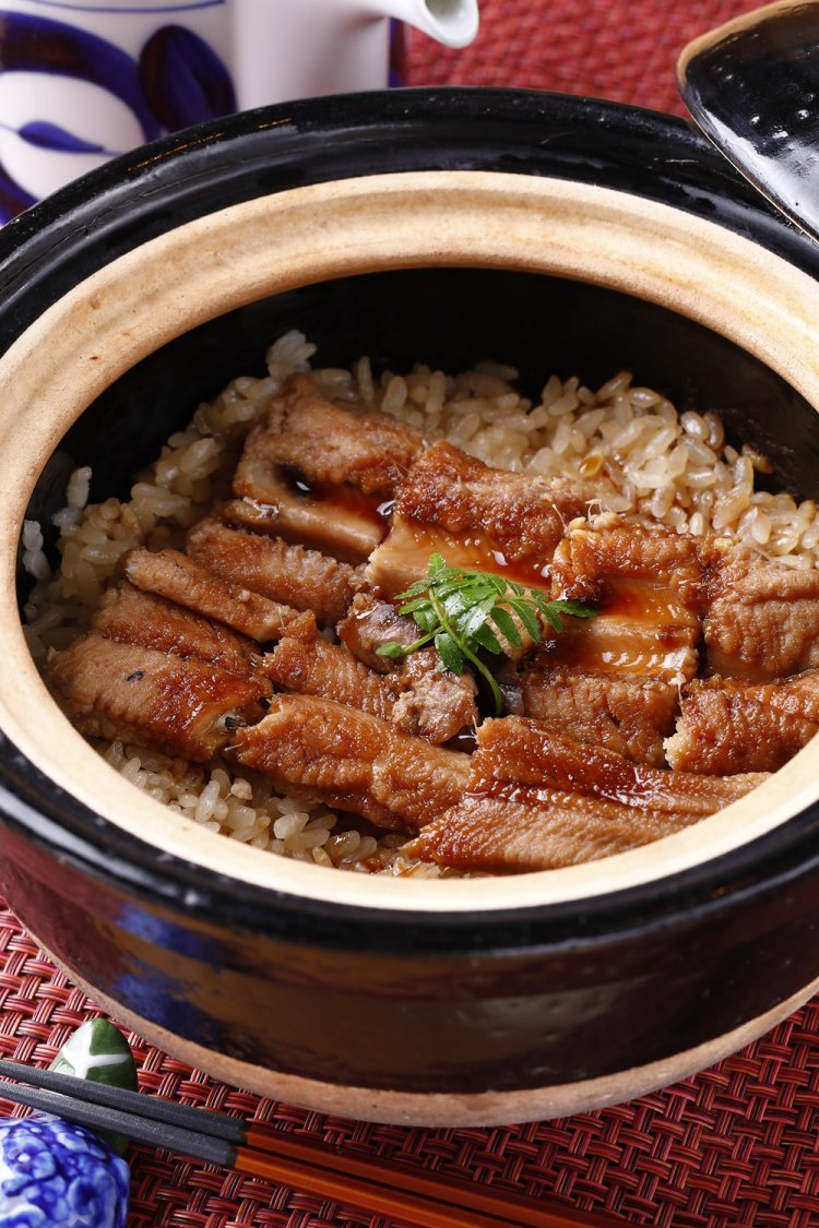 甘ダレが染みてトロッとした食感の煮穴子土鍋ご飯ひつまぶし風(上)。出汁、味噌汁、お新香付き2800円。
