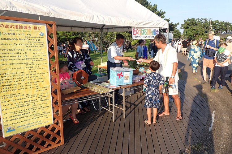 募金をすると参加できる「辻の盆応援抽選会」。地域の企業が協賛した賞品が当たる人気企画！