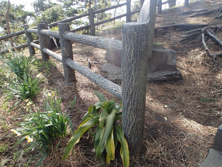 日本人の暮らしになじみ深い、クヌギを模した擬木。