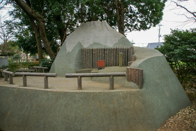 中嶋神社の富士塚にあしらわれた擬木。富士山も木も、全部「擬」。